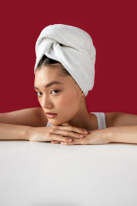 Изображение к статье "Ежедневное мытье волос головы: польза или вред"