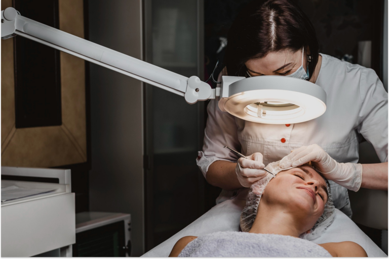 Подробнее о статье Механическая чистка лица у косметолога: чего ждать?