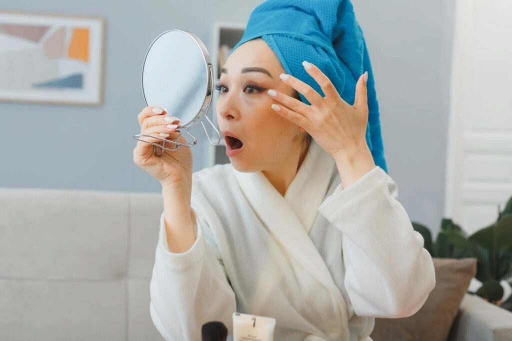 Изображение к статье "Как правильно снимать макияж с лица"