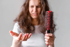 Изображение к статье "Выпадение волос у женщин и мужчин: основные причины"