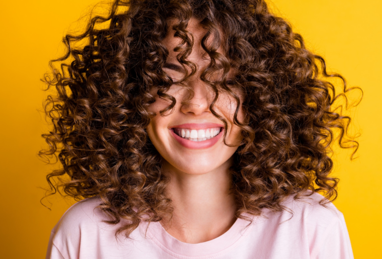 Подробнее о статье Кудрявый метод ухода за волосами: правила мытья и укладки